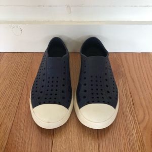 Boy’s Native slip on shoes Size: 4